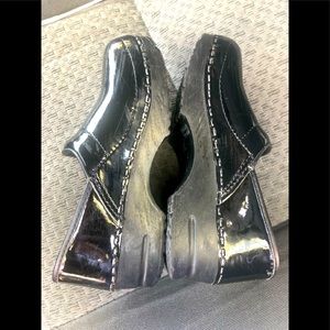 Dansko Girls Black patent leather size 32 Us 1.5-2 EUC.

Like New!